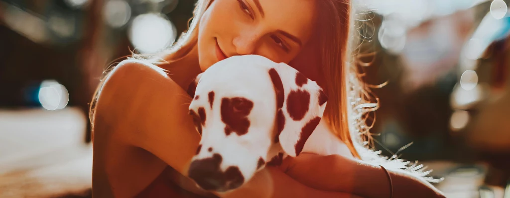 chica joven con perra dálmata
