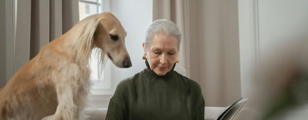 Perro ayudando a una mujer con problemas auditivos