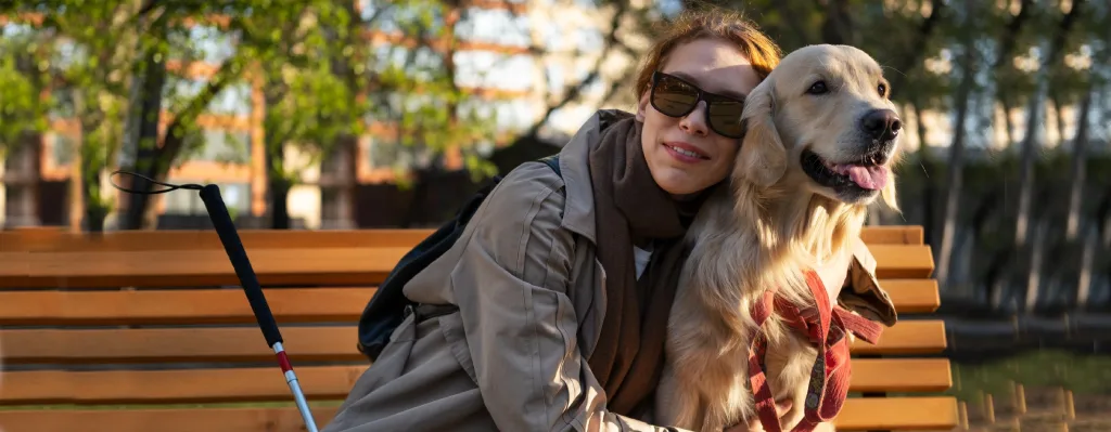 perro guía para personas ciegas en espacio público