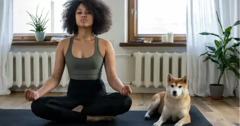 ¿Señales de calma puriz mujer haciendo yoga y el perro al lado totalmente tranquilo